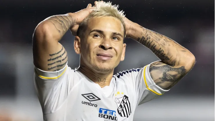 Soteldo lamentando chance pelo Santos em partida contra o Red Bull Bragantino, na Vila Belmiro, pelo Campeonato Brasileiro de 2023, no dia 19/10.