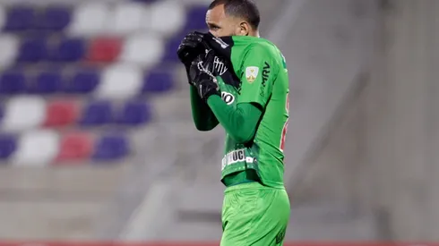 Odor do gás lacrimogêneo afetou o andamento da partida (Foto: Getty Images)