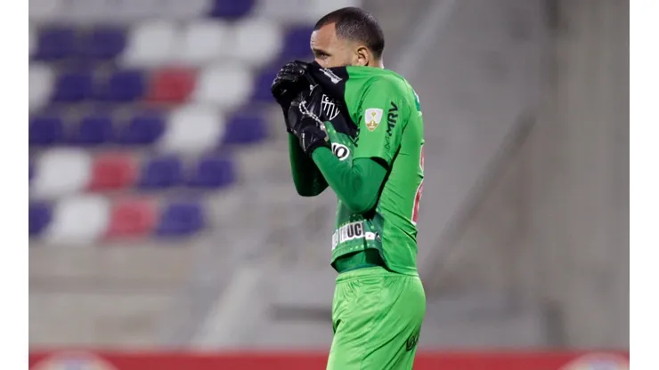 Odor do gás lacrimogêneo afetou o andamento da partida (Foto: Getty Images)