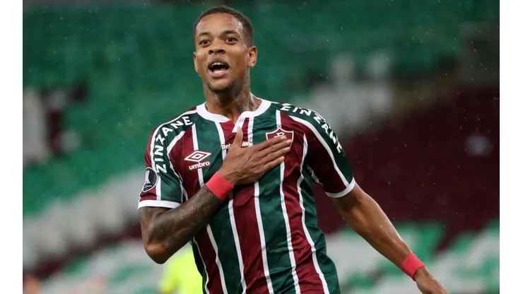 Caio Paulista comemora o gol que deu a vitória ao Fluminense (Foto: Getty Images)