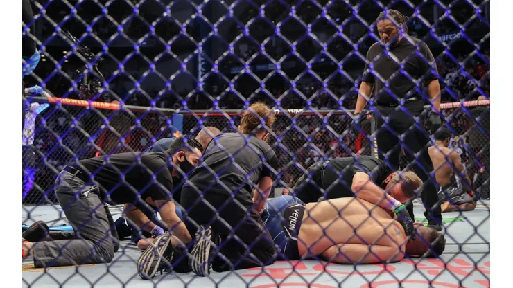Chris Weidman se lesionou em luta contra Uriah Hall (Foto: Getty Images)