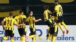 Comemoração dos jogadores do Peñarol (Foto: Getty Images)