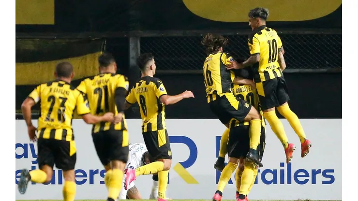 Comemoração dos jogadores do Peñarol (Foto: Getty Images)