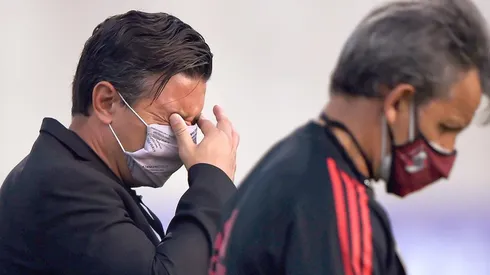 Jogo entre Junior Barranquilla x River Plate acontece mesmo depois de bombas de gás lacrimogêneo invadirem estádio. (Foto: Getty Images)