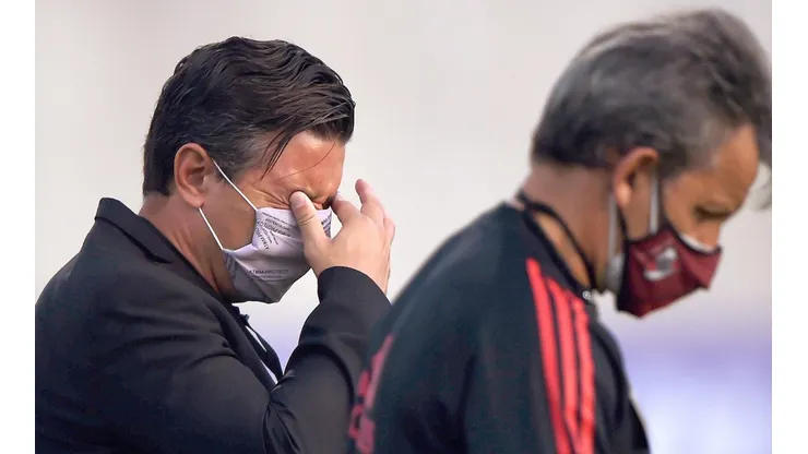 Jogo entre Junior Barranquilla x River Plate acontece mesmo depois de bombas de gás lacrimogêneo invadirem estádio. (Foto: Getty Images)