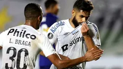 Felipe Jonatan comemora o gol que vai dando a vitória ao Santos (Foto: Getty Images)
