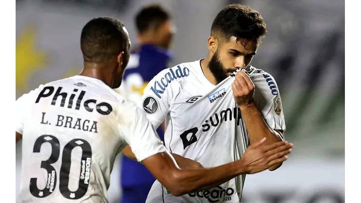 Felipe Jonatan comemora o gol que vai dando a vitória ao Santos (Foto: Getty Images)