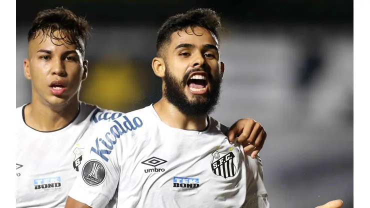 Felipe Jonatan comemora o gol que deu a vitória ao Santos (Foto: Getty Images)
