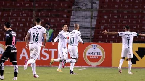 Jogadores do Palmeiras comemoram o gol de Raphael Veiga (Foto: Getty Images)