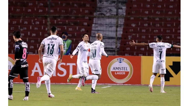 Jogadores do Palmeiras comemoram o gol de Raphael Veiga (Foto: Getty Images)