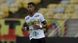Atacante é, neste momento, o artilheiro do Campeonato Carioca (Foto: Thiago Ribeiro/AGIF)