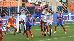 Após título do Bahia da Copa do Nordeste, briga generalizada com socos e pontapés entre os jogadores dos dois times acontece no gramado da Arena Castelão. (Foto:Kely Pereira/AGIF)