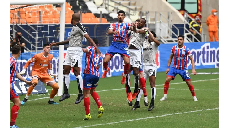 Após título do Bahia da Copa do Nordeste, briga generalizada com socos e pontapés entre os jogadores dos dois times acontece no gramado da Arena Castelão. (Foto:Kely Pereira/AGIF)