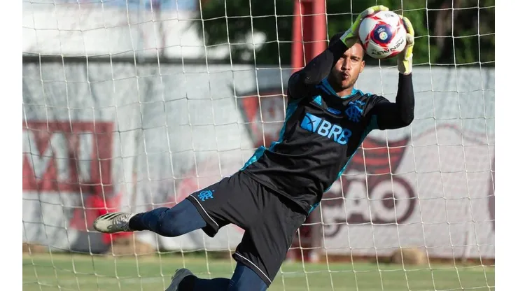 Gabriel Batista tem 22 anos e está no Flamengo desde 2014