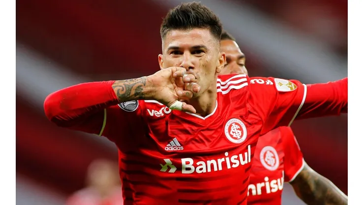 Cuesta comemora o gol que vai dando a vantagem ao Internacional (Foto: Getty Images)