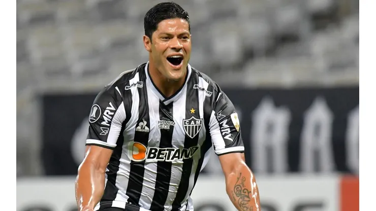 Hulk é o autor dos dois gols que vão garantindo a vitória atleticana (Foto: Getty Images)