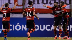 Bruno Henrique comemora o golaço com os companheiros (Foto: Getty Images)