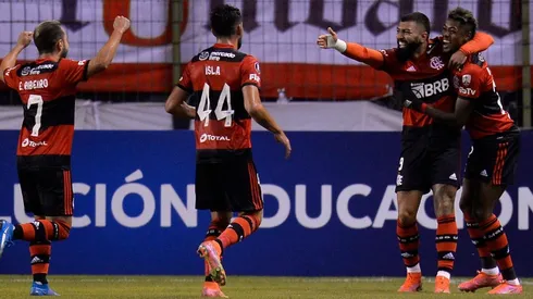 Bruno Henrique comemora o golaço com os companheiros (Foto: Getty Images)