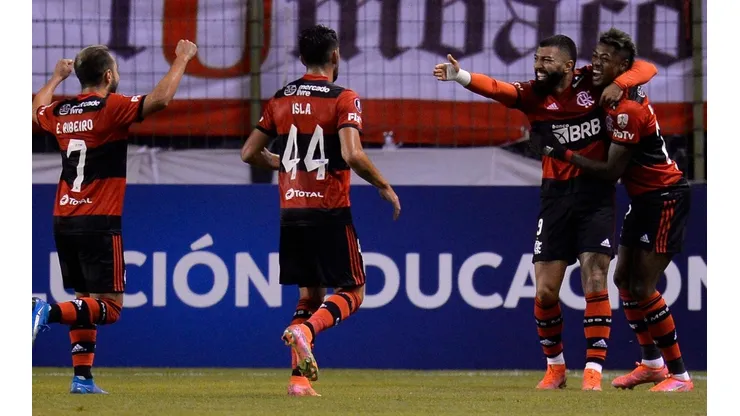 Bruno Henrique comemora o golaço com os companheiros (Foto: Getty Images)