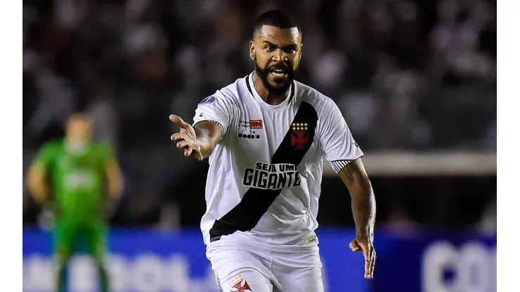 Zagueiro pode causar problema milionário ao Vasco - Foto: Thiago Ribeiro/AGIF.
