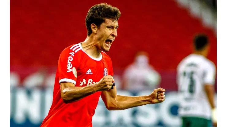 Rodrigo Dourado se colocou à disposição para atuar como zagueiro (Foto: Getty Images)