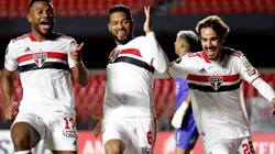 Reinaldo comemora com Luan e Igor Gomes o segundo gol do São Paulo (Foto: Getty Images)