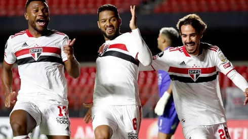 Reinaldo comemora com Luan e Igor Gomes o segundo gol do São Paulo (Foto: Getty Images)