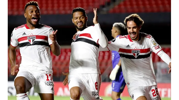 Reinaldo comemora com Luan e Igor Gomes o segundo gol do São Paulo (Foto: Getty Images)