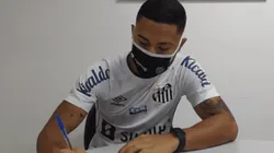 Meio-campista renovou o contrato com o Peixe até 2026 (Foto: Reprodução/Instagram)