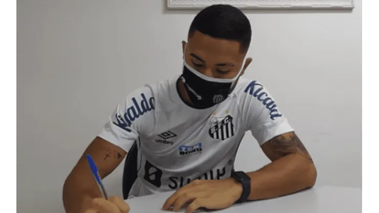 Meio-campista renovou o contrato com o Peixe até 2026 (Foto: Reprodução/Instagram)