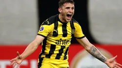 González comemora o gol que vai dando a vitória ao Peñarol (Foto: Getty Images)