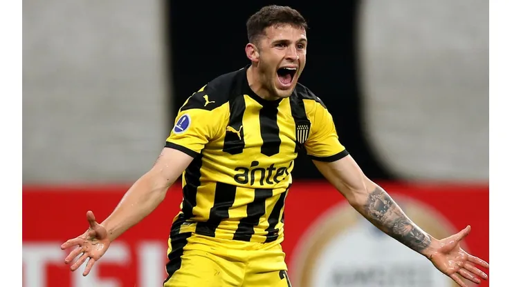 González comemora o gol que vai dando a vitória ao Peñarol (Foto: Getty Images)