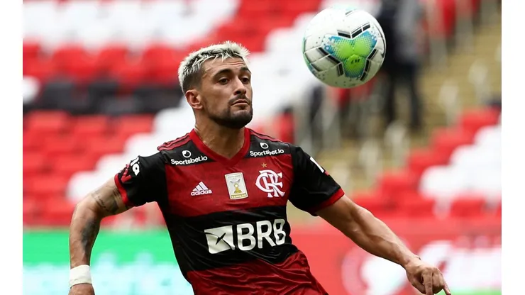 Uruguaio foi o cara da primeira etapa: um gol e uma assistência (Foto: Getty Images)