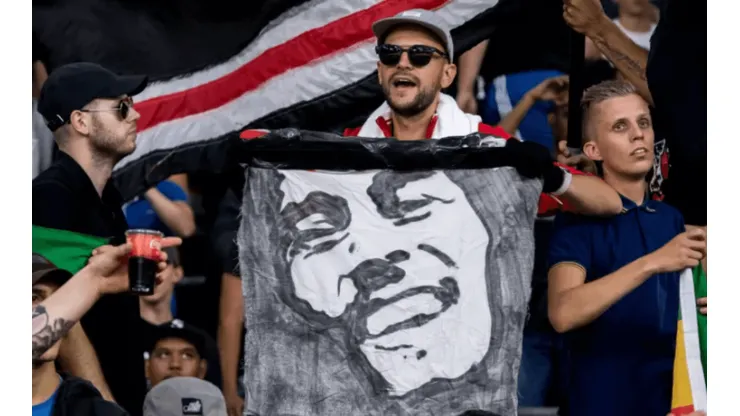 Torcida do Ajax canta "Three Little Birds" em todos os jogos do time. (Foto: Getty Images)