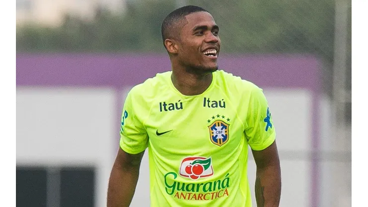 Douglas Costa é sonho do Grêmio para essa temporada - Foto: Daniel Vorley/AGIF.