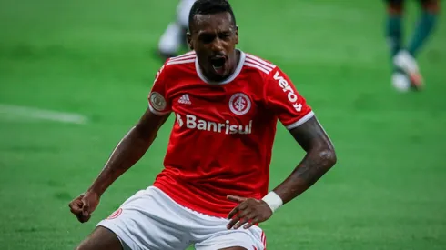 Edenílson deve ocupar o meio-campo colorado diante do Deportivo Táchira (Foto: Fernando Alves/AGIF)