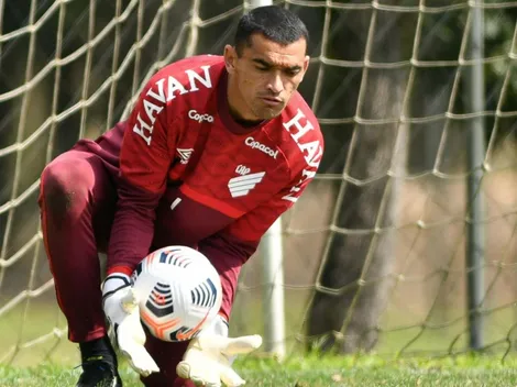 Santos volta ao gol e António Oliveira faz 2 mudanças no time do Athletico