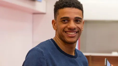 Reestreia de Taison é bastante aguardada pelo torcedor colorado (Foto: Jeferson Guareze/AGIF)