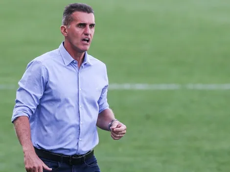 Torcedores do Corinthians protestam em frente do CT e pedem demissão de Mancini