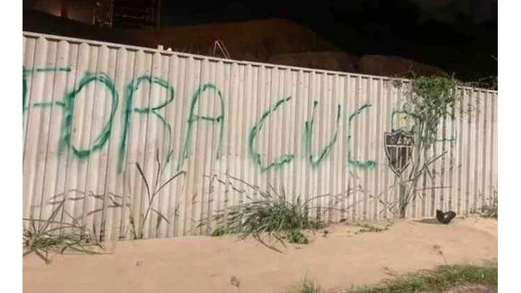 Arena MRV foi pichada com manifestação contra a permanência de Cuca - Foto: Reprodução.