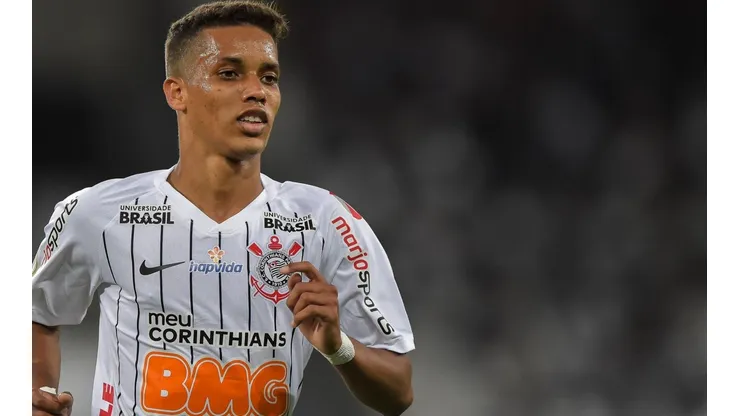 Pedrinho não vive boa fase no Benfica - Foto: Thiago Ribeiro/AGIF.