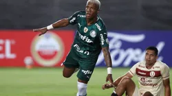 Danilo comemora o gol que vai dando a vitória ao Palmeiras (Foto: Getty Images)