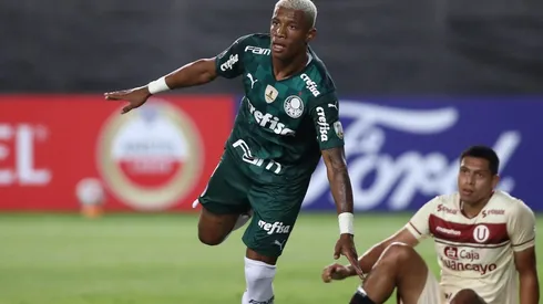 Danilo comemora o gol que vai dando a vitória ao Palmeiras (Foto: Getty Images)