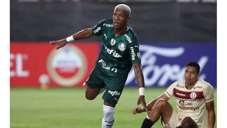 Danilo comemora o gol que vai dando a vitória ao Palmeiras (Foto: Getty Images)