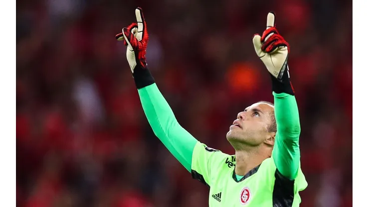 Goleiro fez quatro grandes defesas na primeira etapa (Foto: Getty Images)