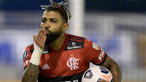 Gabigol comemora o gol marcado de pênalti (Foto: Getty Images)