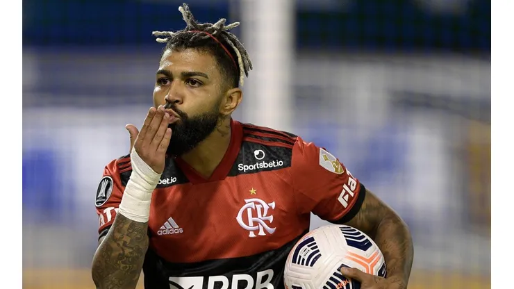 Gabigol comemora o gol marcado de pênalti (Foto: Getty Images)