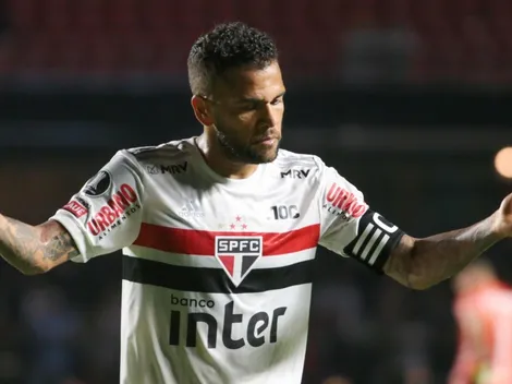 Daniel Alves ironiza postagem no Twitter e agita torcida