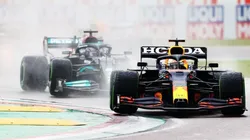 Max Verstappen ultrapassou Lewis Hamilton na largada do GP da Emilia-Romagna. (Foto: Bryn Lennon / Getty Images)