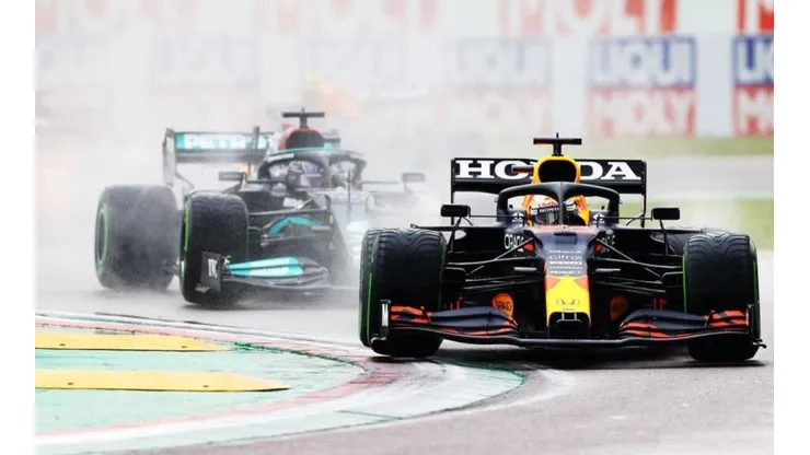 Max Verstappen ultrapassou Lewis Hamilton na largada do GP da Emilia-Romagna. (Foto: Bryn Lennon / Getty Images)